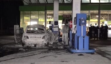 Brennendes Auto neben Zapfsäule – Fahrer verschanzt sich mit Axt