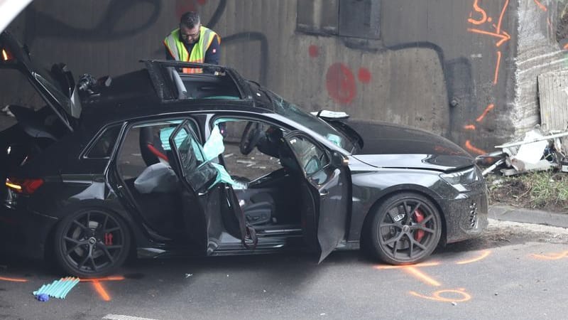 Ein Auto steht nach einem Unfall an einer Brücke auf der Autobahn: Der Fahrer kam mit lebensgefährlichen Verletzungen ins Krankenhaus.