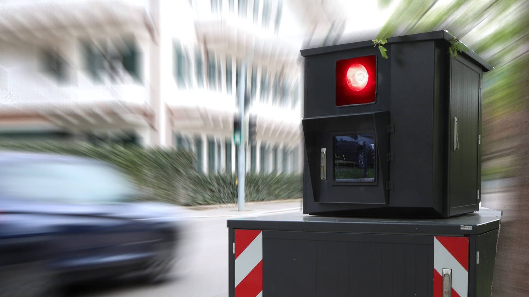 Ein Blitzer am Straßenrand: Auf der Stadtautobahn zwischen Köln-Buchforst und Köln-Höhenberg wird künftig ein fester Blitzer installiert.