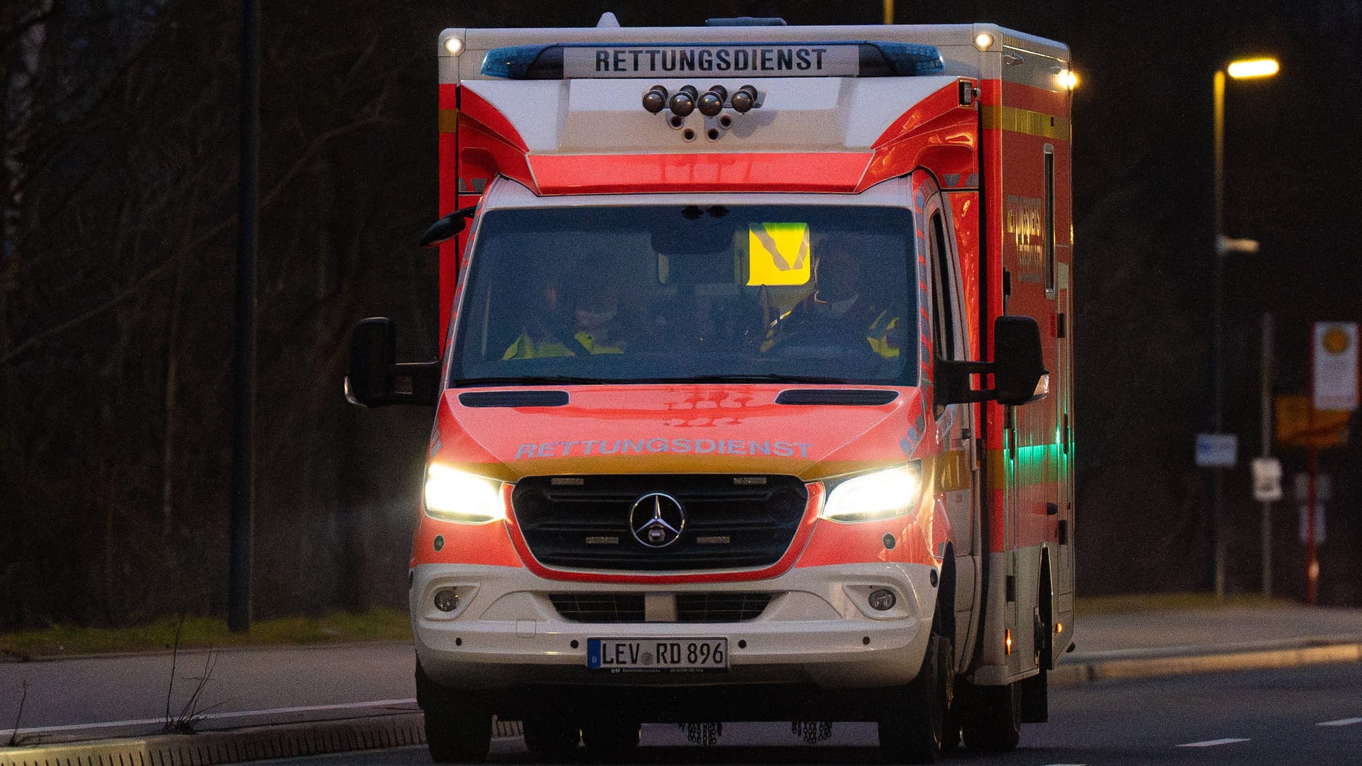 Ein Krankenwagen in Leverkusen: Für den Vermissten bestand akute Lebensgefahr.