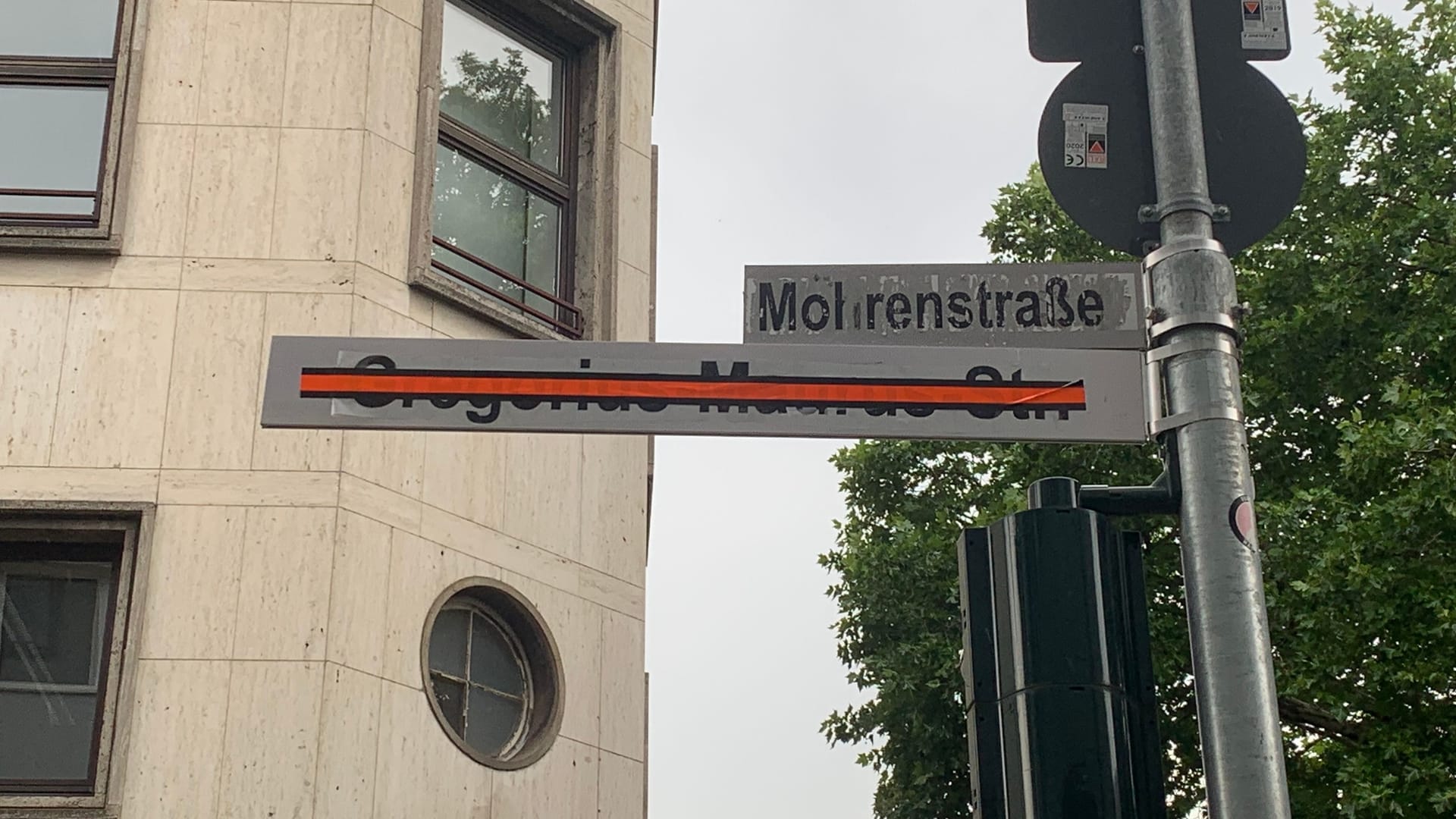 Ein neues Straßenschild weist auf die Umbenennung der Mohrenstraße hin: In der Übergangszeit ist es noch mit einem Balken versehen.
