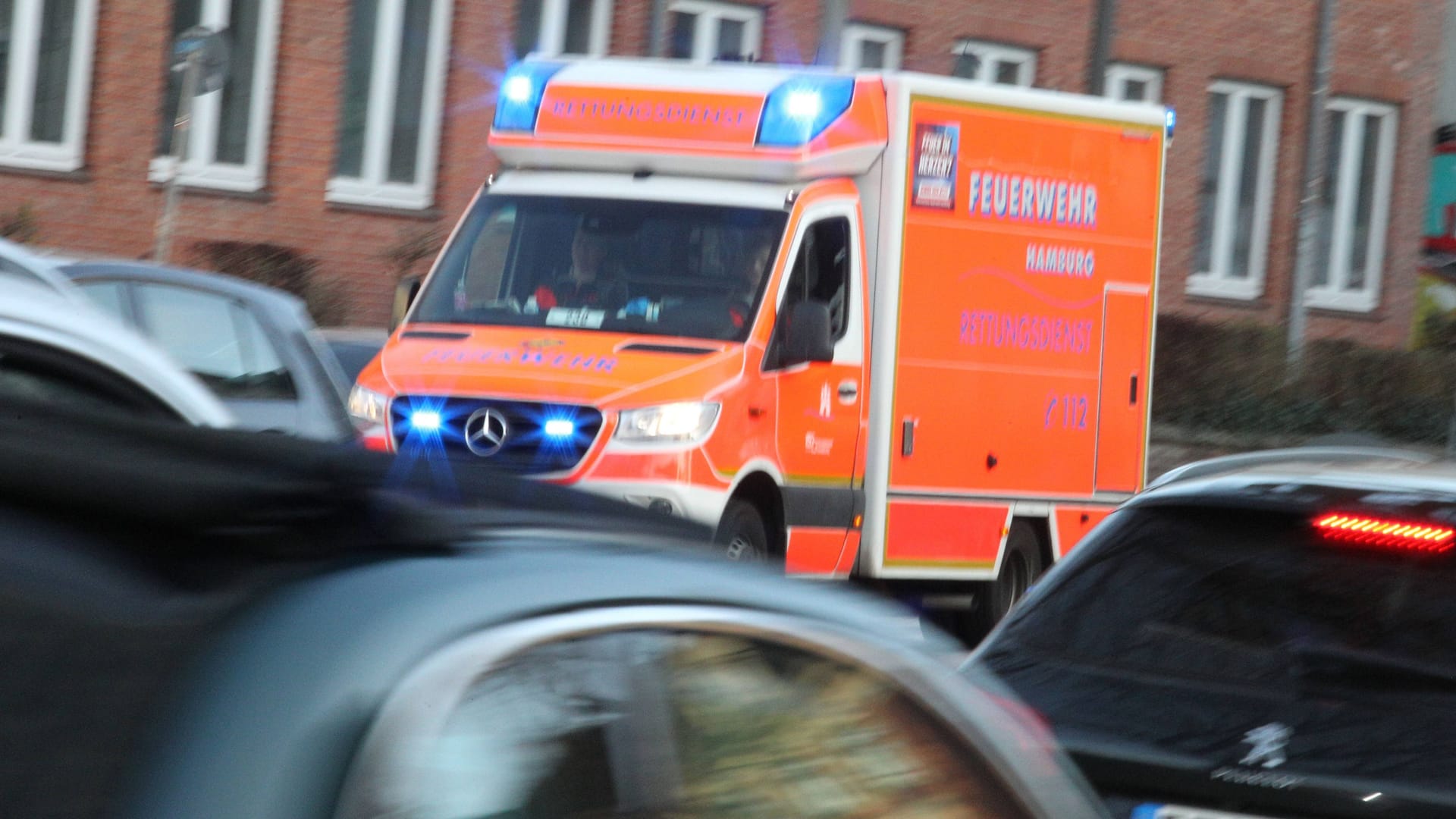Ein Rettungswagen im Einsatz (Archivbild): In Hamburg ist ein Mann bei einem Unfall gestorben.