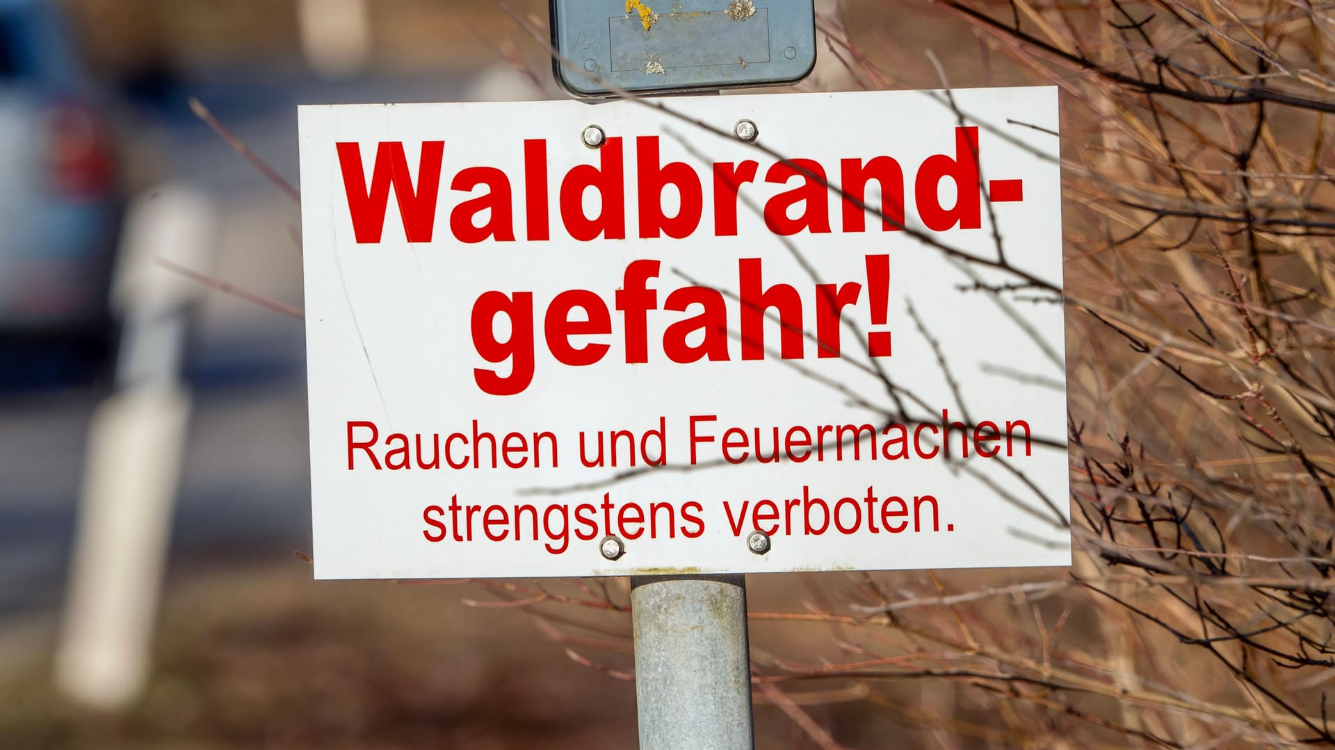 Ein Schild weist auf Waldbrandgefahr hin (Symbolbild): Von März bis Oktober ist das Rauchen in bayerischen Wäldern strengstens verboten.