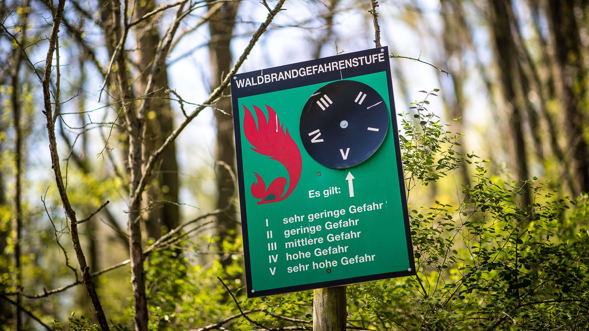 Ein Schild zeigt die unterschiedlichen Gefahrenstufen an: In Frankfurt gilt am Sonntag Stufe 5.