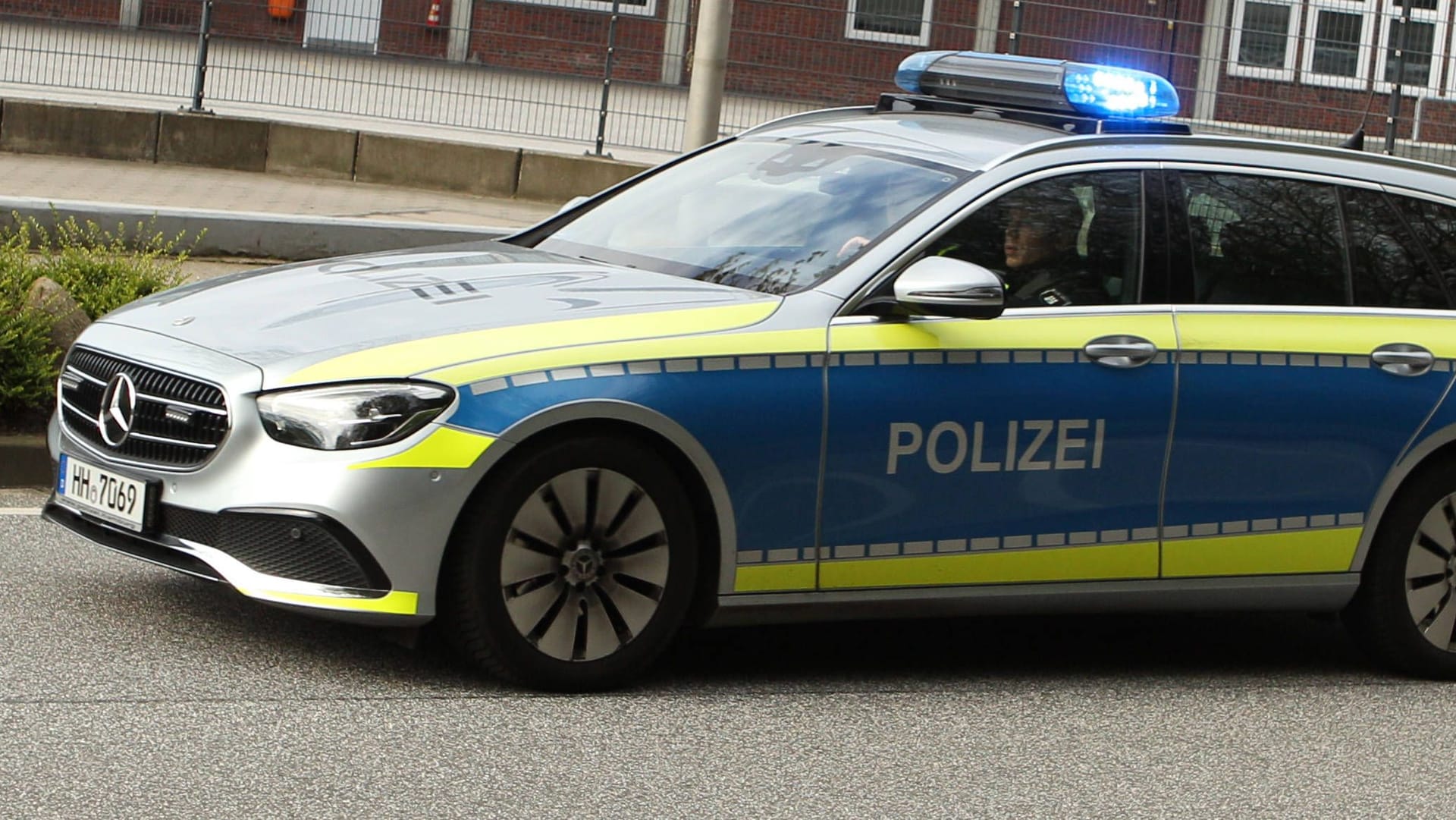 Ein Streifenwagen im Einsatz (Symbolbild): Die Hamburger Polizei hat in einer Wohnung in Eidelstedt Kokain, eine Waffe und Munition gefunden.