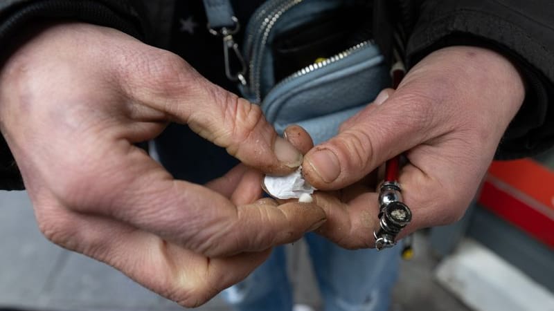 Eine Abhängige bereitet ihre Crack-Pfeife vor (Symbolbild): In Köln hat Crack Heroin als meistgenutzte Droge abgelöst.