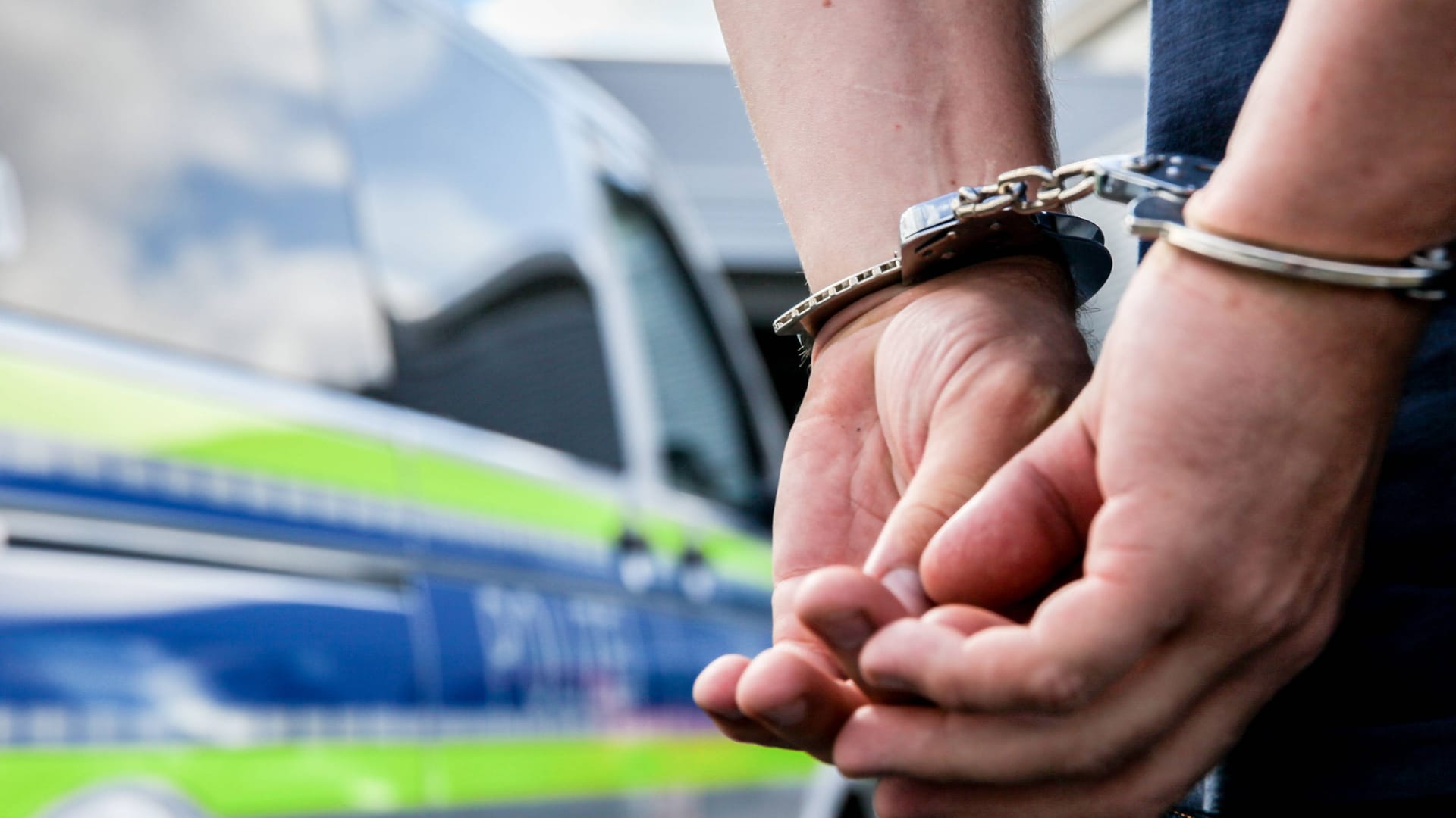 Eine Person ist mit Handschellen gefesselt (Archivbild):