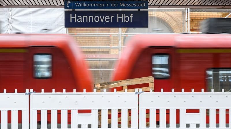 Eine S-Bahn fährt durch den Hauptbahnhof Hannover (Archivbild): Am Montagmorgen kommt es zu Verzögerungen.