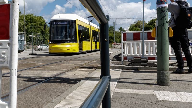 Eine Straßenbahn fährt in den gesicherten Bereich an der gesperrten Brücke an der Wuhlheide. (zu dpa: «Neuer Vorschlag: Kreisverkehr an der Wuhlheide-Brücke»)