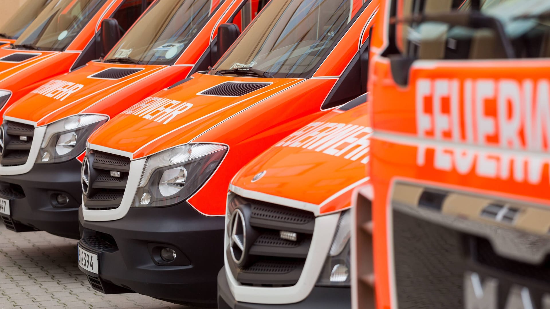 Einsatzfahrzeuge der Berliner Feuerwehr (Symbolfoto): Am Donnerstagabend brannte es auf der A113 bei Adlershof.