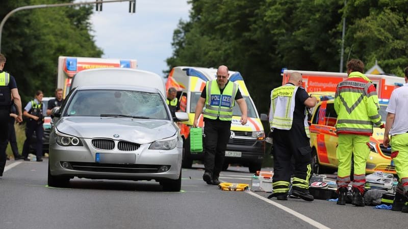 Einsatzkräfte der Polizei, der Feuerwehr und vom Rettungsdienst sind nach einem Unfall neben dem Unfallfahrzeug im Einsatz: Ein Auto war in Hürth bei Köln in eine Gruppe von Grundschulkindern gefahren.