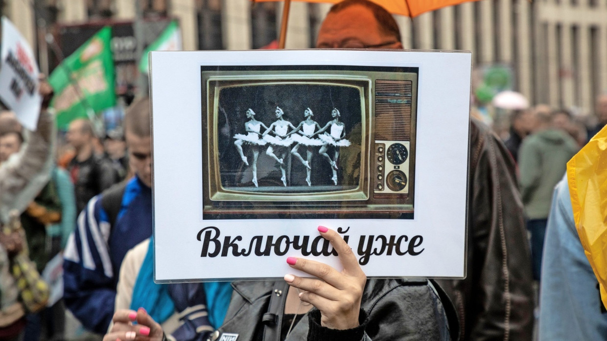 „Einschalten“ – während des Putsches gegen Gorbatschow  im August  1991 zeigte das russische Fernsehen drei Tage lang nur   „Schwanensee“. Daran erinnerte eine Demonstrantin 2019  vor den Wahlen zur Duma.