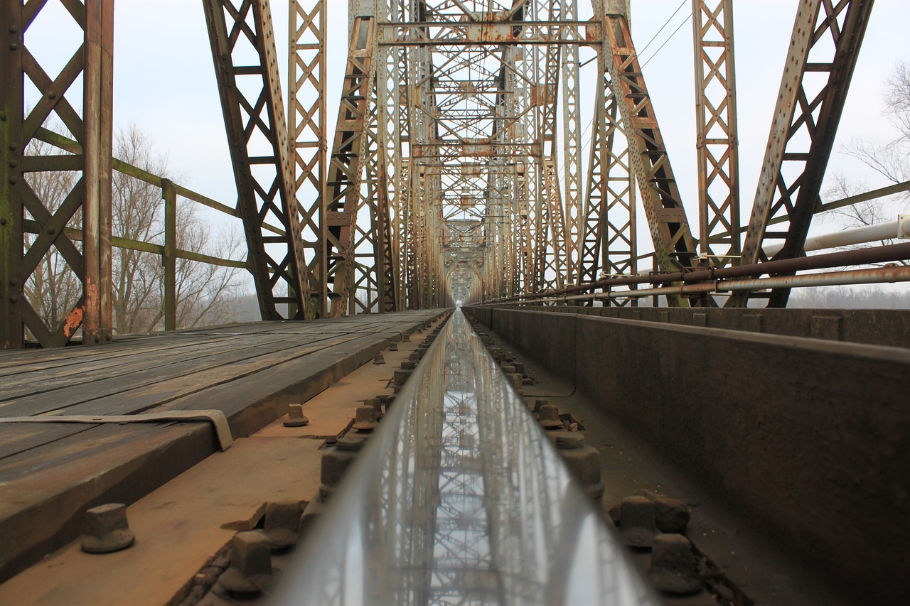 Die Erneuerung der Eisenbahnbrücke bei Letter führt zur Sperrung des Betriebswegs für Fuß- und Radverkehr im Juni 2025