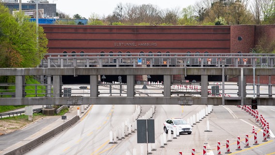 Die Autobahn A7 ist wegen Bauarbeiten im Bereich des Elbtunnels voll gesperrt. © picture alliance Foto: Daniel Bockwoldt