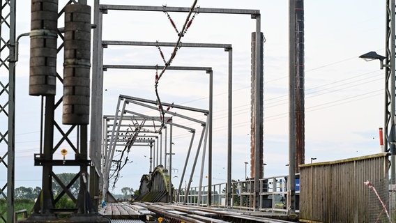 Durch eine Schiffskollision wurde die Eisenbahnbrücke über die Hunte bei Elsfleth beschädigt. © Lars Penning/dpa +++ dpa-Bildfunk Foto: Lars Penning/dpa +++ dpa-Bildfunk