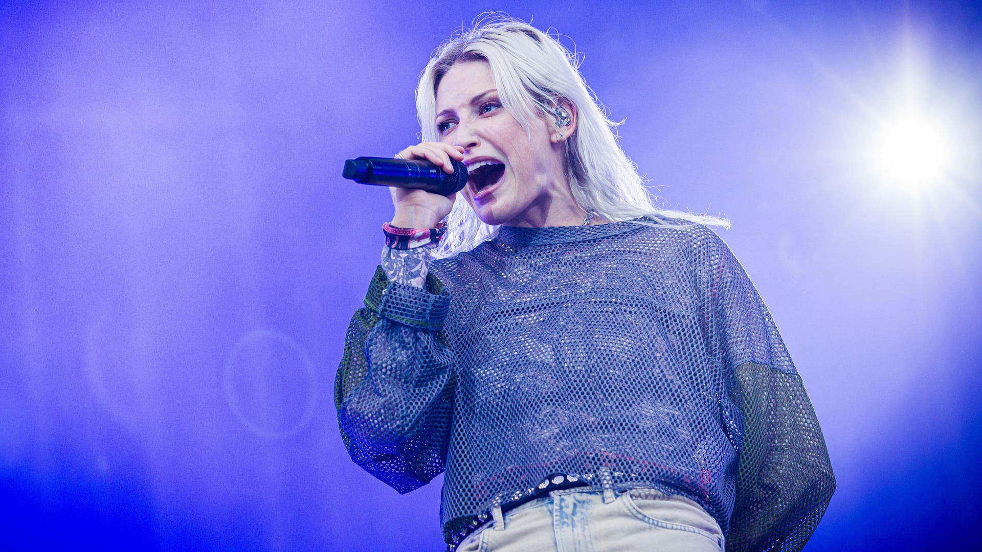 Emily Armstrong auf der Bühne in der Heinz-von-Heiden-Arena in Hannover: Linkin Park kommt im Sommer 2026 für zwei Konzerte erneut nach Hamburg.
