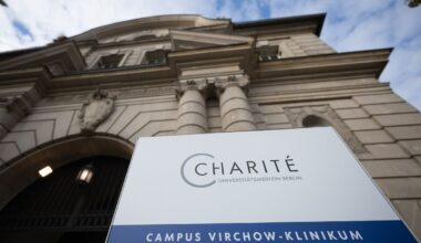 Blick auf den Eingang des Charité Campus Virchow-Klinikum.