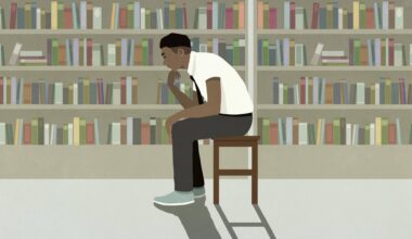 Ein Junge sitzt gedankenverloren vor einer Bücherwand.