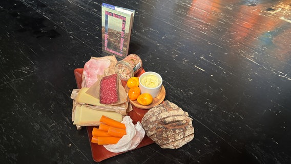 Ein Teller mit Salami und Käse - Folgenfoto der Folge 139 für eat.READ.sleep © NDR 
