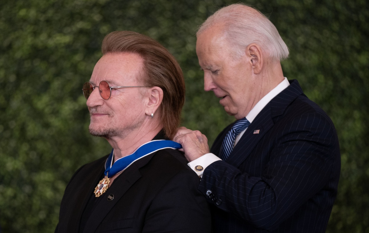 „Es ist leichter, die Welt zu verändern als die Welt in sich selbst“: Bono mit Präsident Joe Biden, der ihm die „Presidential Medal of Freedom“ verleiht