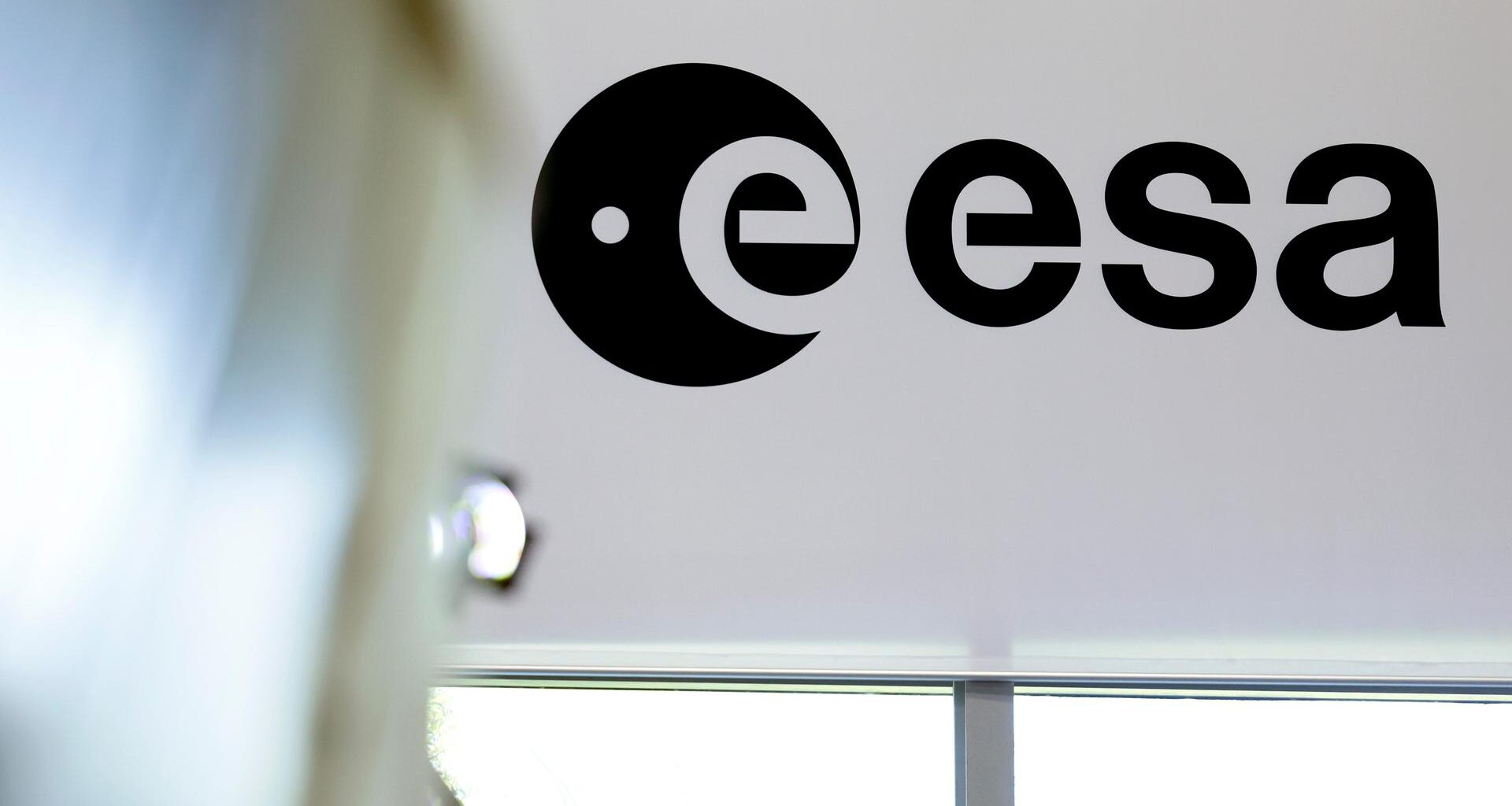 Das Logo der Europäische Weltraumorganisation (ESA) auf der ersten SpaceTech.NRW Raumfahrtkonferenz im Deutschen Zentrum für Luft- und Raumfahrt.