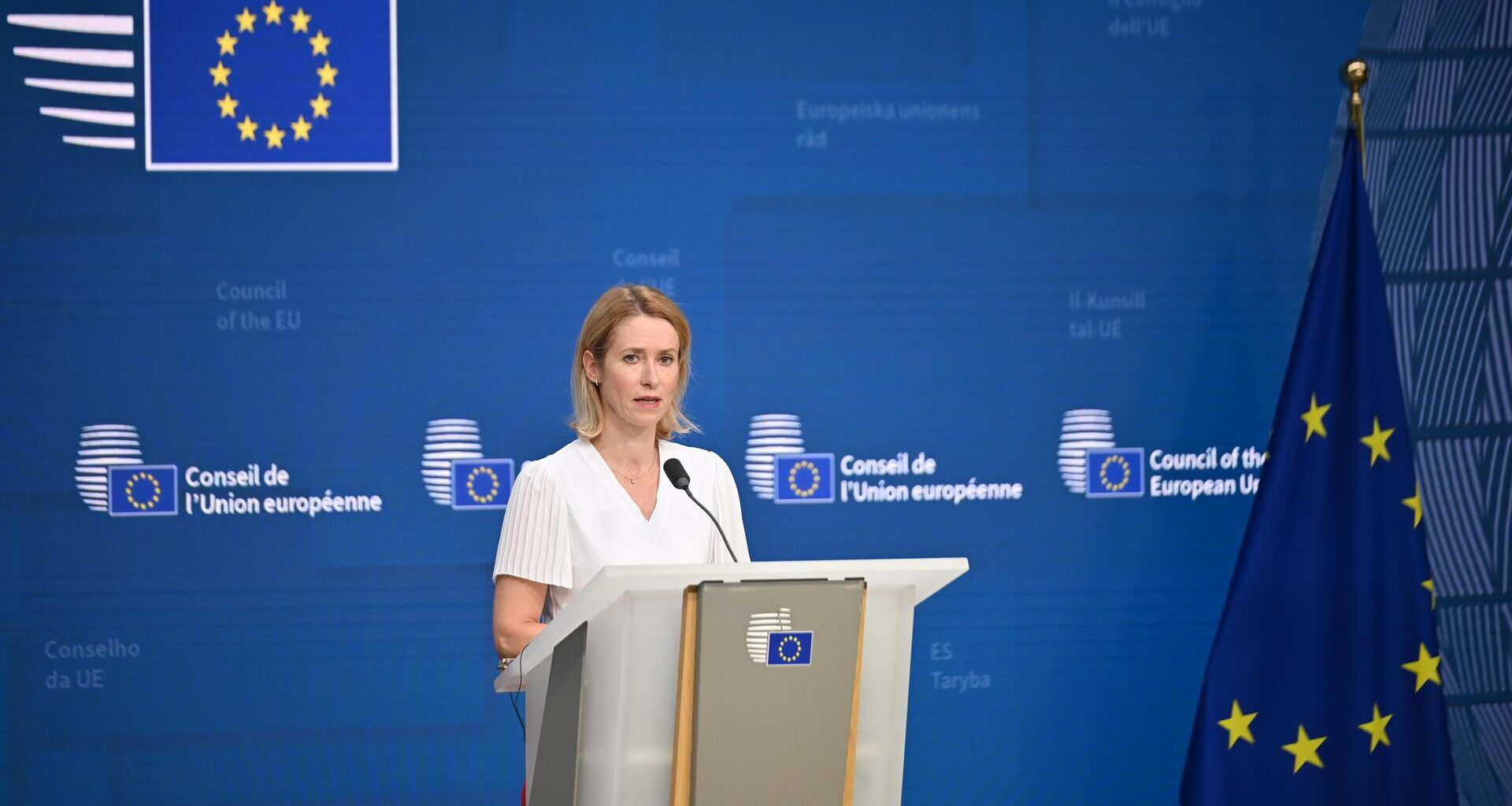 Die EU-Außenbeauftragte Kallas steht in Brüssel hinter einem Rednerpult.