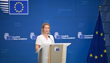 Die EU-Außenbeauftragte Kallas steht in Brüssel hinter einem Rednerpult.