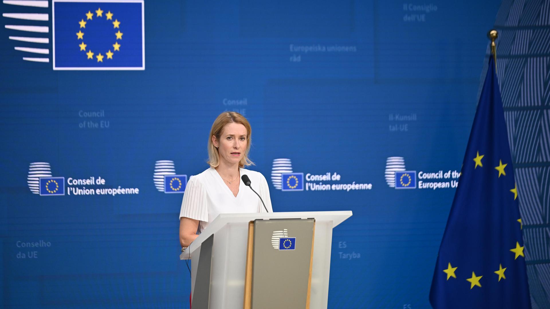 Die EU-Außenbeauftragte Kallas steht in Brüssel hinter einem Rednerpult.