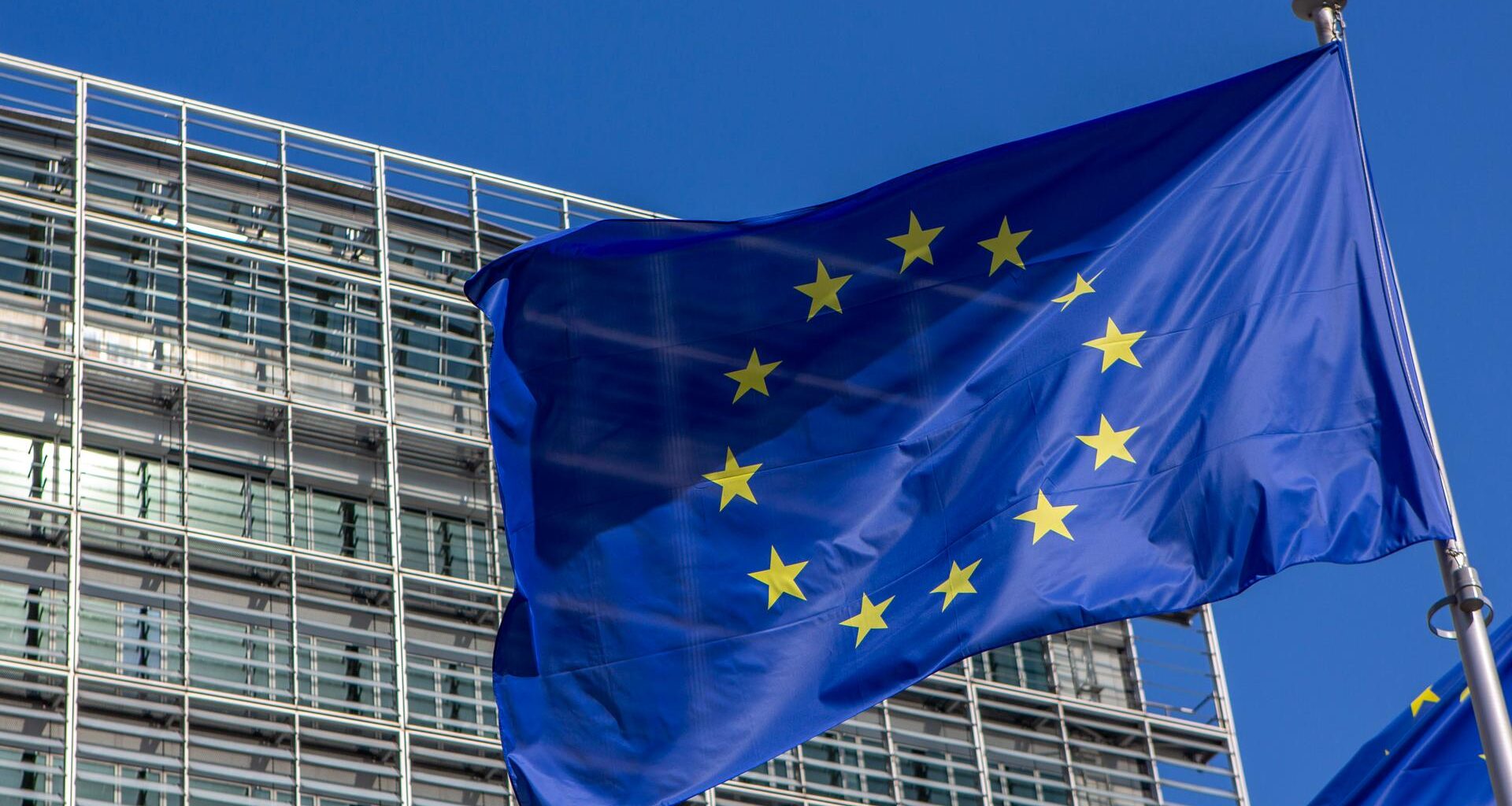Die blaue EU Flagge mit den gelben Sternen weht vor dem zwischen 1963 bis 1967 erbauten Berlaymont-Gebäude in Brüssel, der Sitz der Europäischen Kommission.
