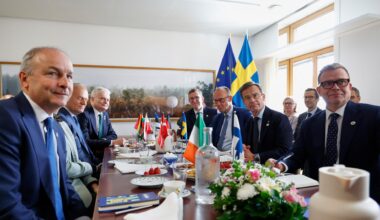 Irlands Ministerpräsident Michael Martin, Polens Ministerpräsident Donald Tusk, Litauens Präsident Gitanas Nauseda, Estlands Ministerpräsident Kristen Michal, Deutschlands Bundeskanzler Friedrich Merz, Schwedens Ministerpräsident Ulf Kristersson und Finnlands Ministerpräsident Petteri Orpo sitzen um einen Tisch herum.