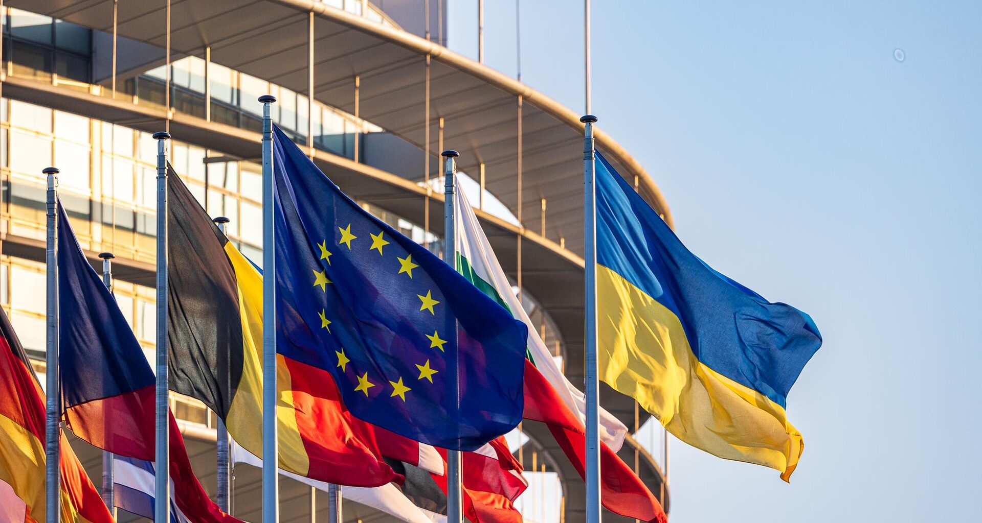 Flaggen der Europäischen Union und der Ukraine wehen vor dem Europäischen Parlament in Straßburg.