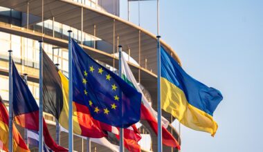 Flaggen der Europäischen Union und der Ukraine wehen vor dem Europäischen Parlament in Straßburg.