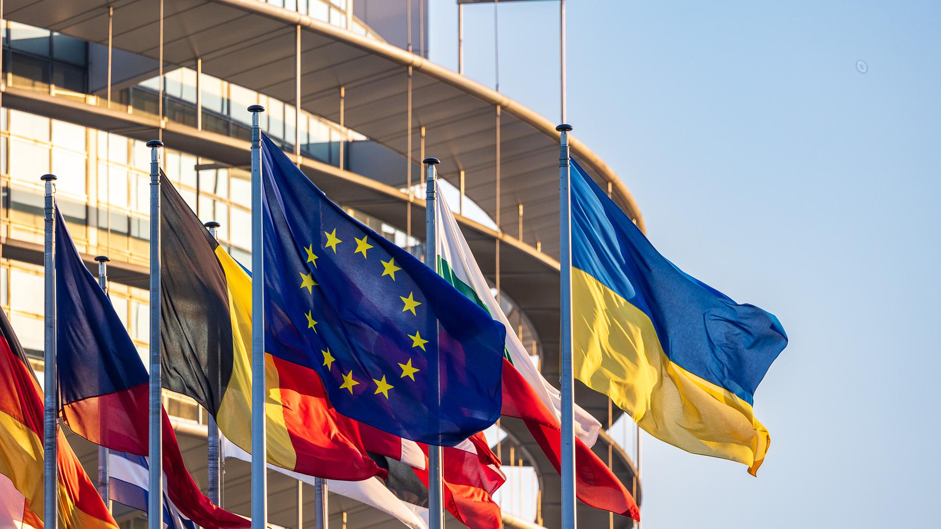 Flaggen der Europäischen Union und der Ukraine wehen vor dem Europäischen Parlament in Straßburg.