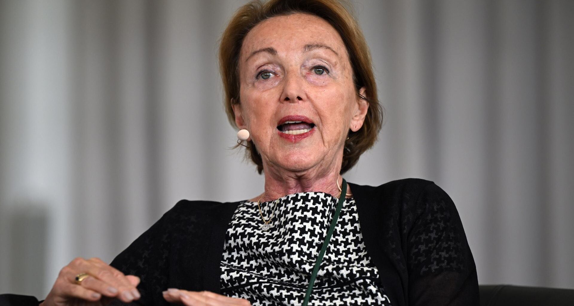 Eva Umlauf, Zeitzeugin des Holocaust, spricht 2022 während einer Veranstaltung in Königswinter.