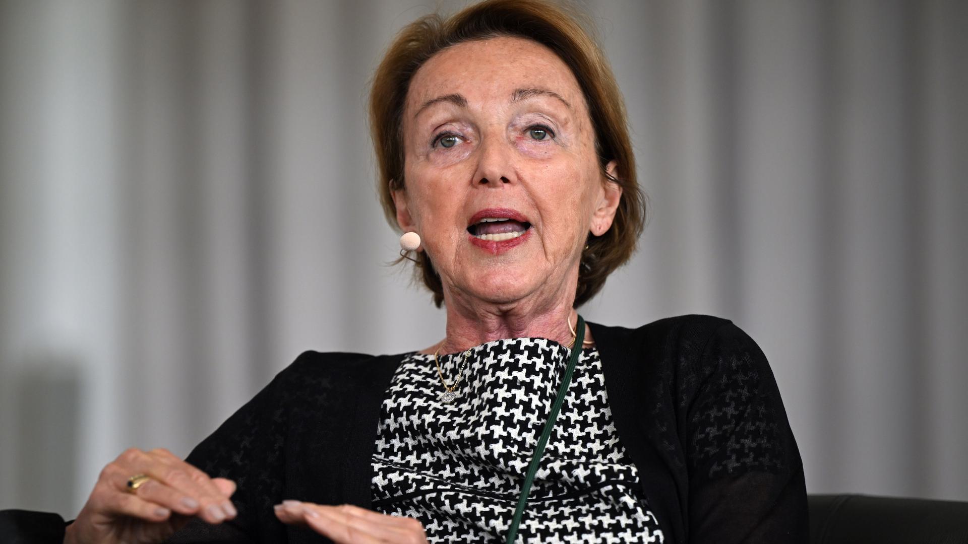 Eva Umlauf, Zeitzeugin des Holocaust, spricht 2022 während einer Veranstaltung in Königswinter.
