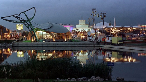 Auf dem Messegelände in Hannover sind anlässlich der Expo 2000 zahlreiche Pavillons aufgebaut. © dpa-Bildfunk Foto: Rainer Jensen