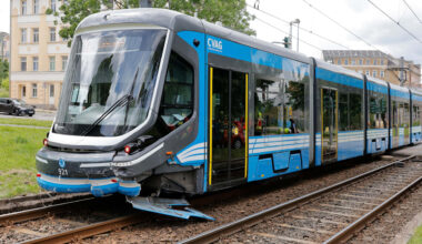 Unfall in Chemnitz: Autofahrer von Straßenbahn erfasst und eingeklemmt | Regional