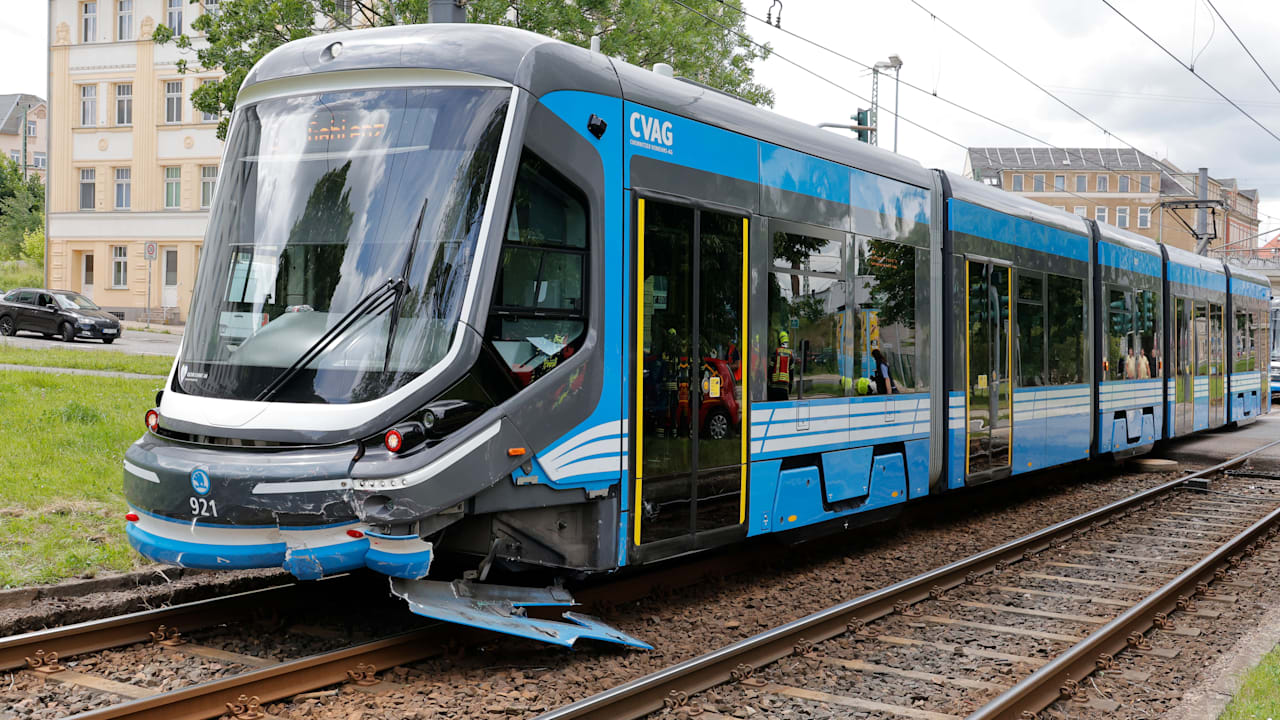 Unfall in Chemnitz: Autofahrer von Straßenbahn erfasst und eingeklemmt | Regional