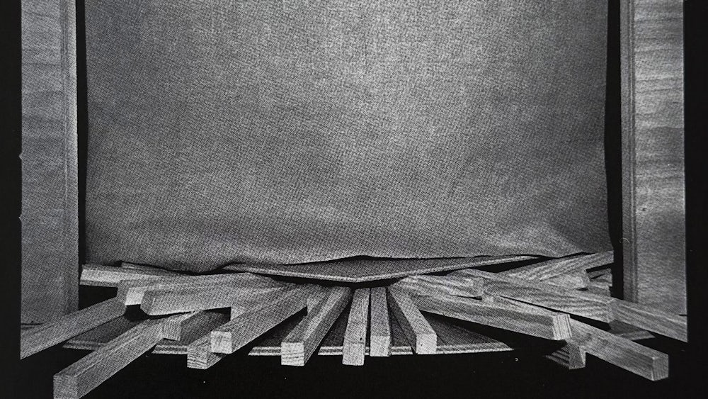Walter Storms zeigt Günther Ueckers Bühnenbild für Wagners „Lohengrin“, 1. Akt, 1. Auftakt, entstanden 1979 für die Festspiele in Bayreuth.