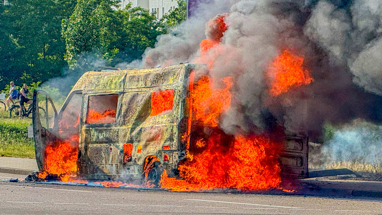 Wohnmobil brennt in Karlsruhe: Ein Toter, Frau (47) schwer verletzt | Regional