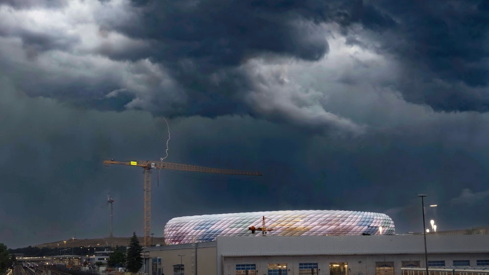 Das Nations-League-Halbfinale in der Münchner Arena wurde wegen des Unwetters zehn Minuten später angepfiffen.