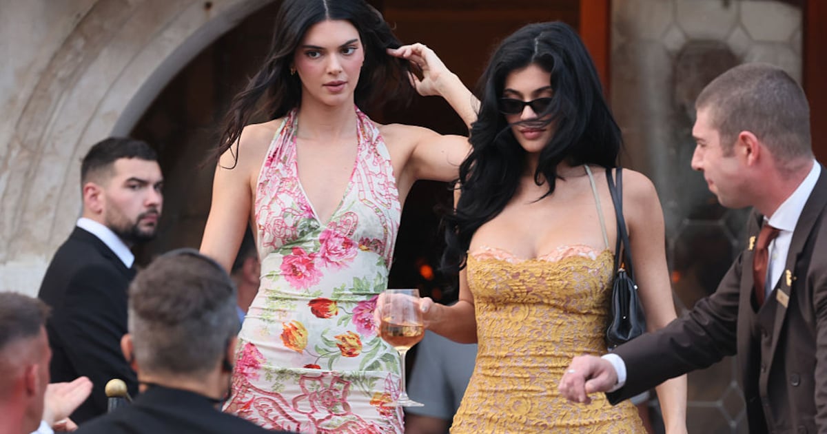 Vor Bezos-Hochzeit ziehen Kardashian-Jenner-Schwestern die Blicke auf sich