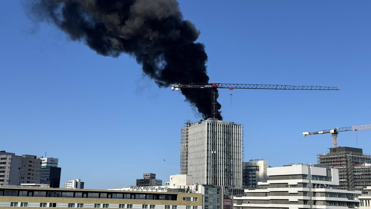 Explosionen und Feuer auf Hochhaus-Baustelle