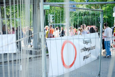 „Zugang vorübergehend geschlossen“ steht auf einem Zaun beim Straßenfest zum 27. Karneval der Kulturen.
