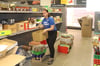 Jasmin Abt räumt Waren in die Regale. Die ersten Lieferungen sind bereits eingetroffen, und bis zum Donnerstag muss alles an seinem Platz sein.