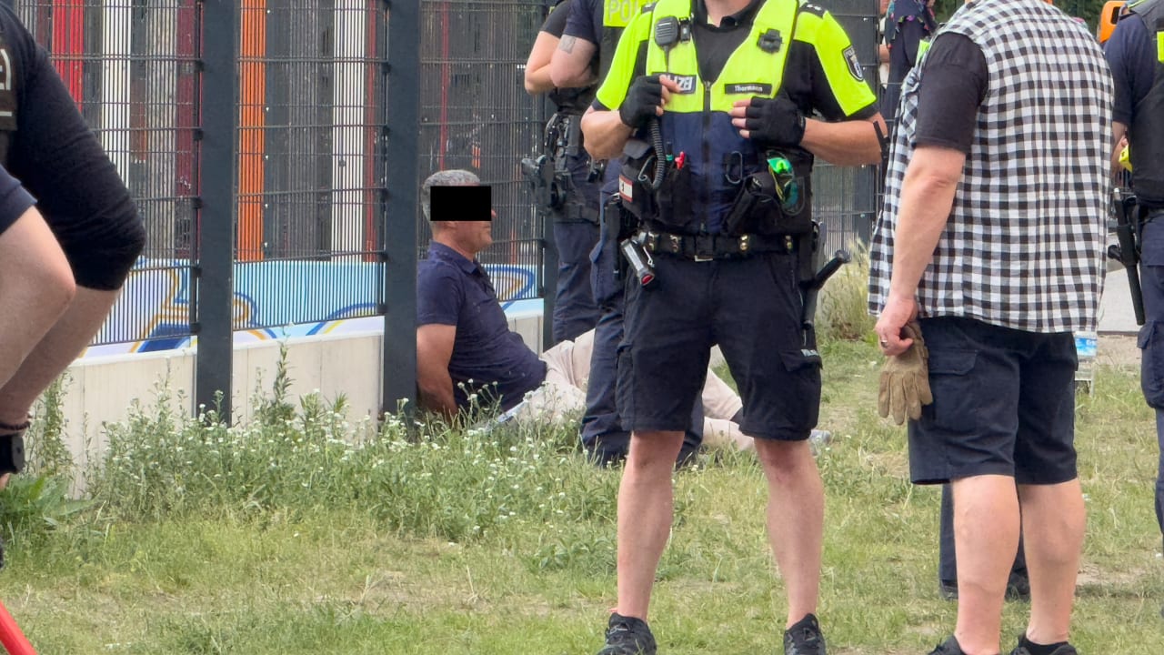 Massenschlägerei um Ball: Mann zieht Messer, 16 Streifenwagen da! | Regional