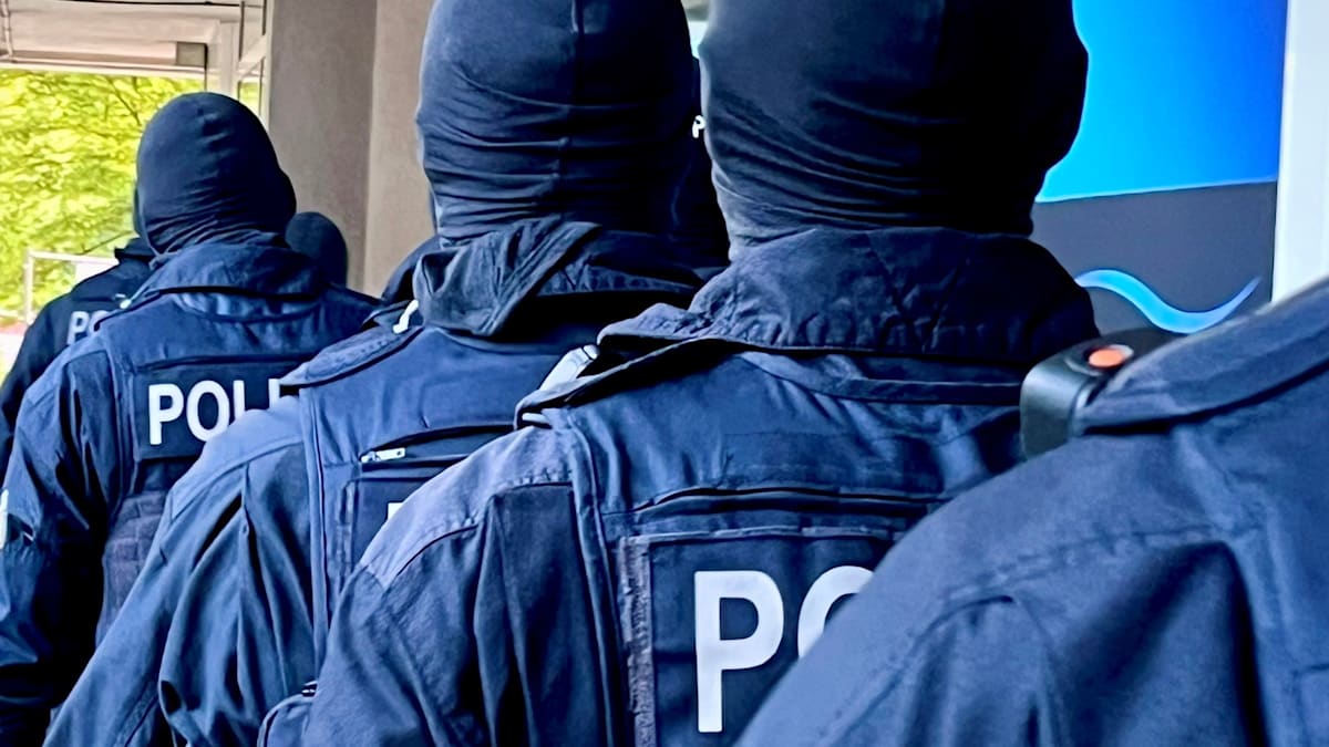 Razzia in Hamburg: Bande fälscht Pässe, ID-Karten, Führerscheine und Meldebescheinigungen