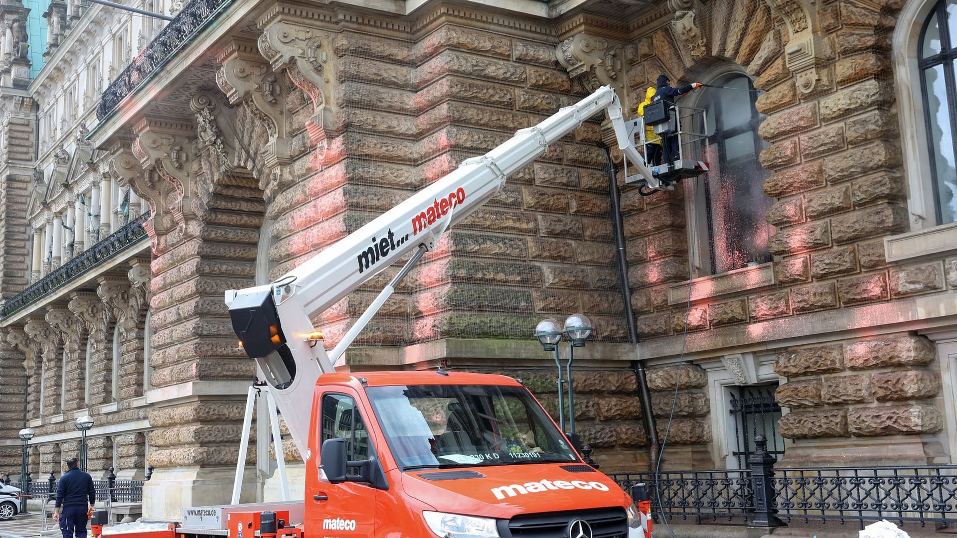 Farbattacke auf das Hamburger Rathaus (Archivbild): Mit einem Dampfstrahler wird die Fassade gereinigt.
