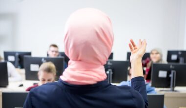 Von CDU und SPD beschlossen: Berlin erlaubt Kopftücher bei Lehrerinnen | Regional