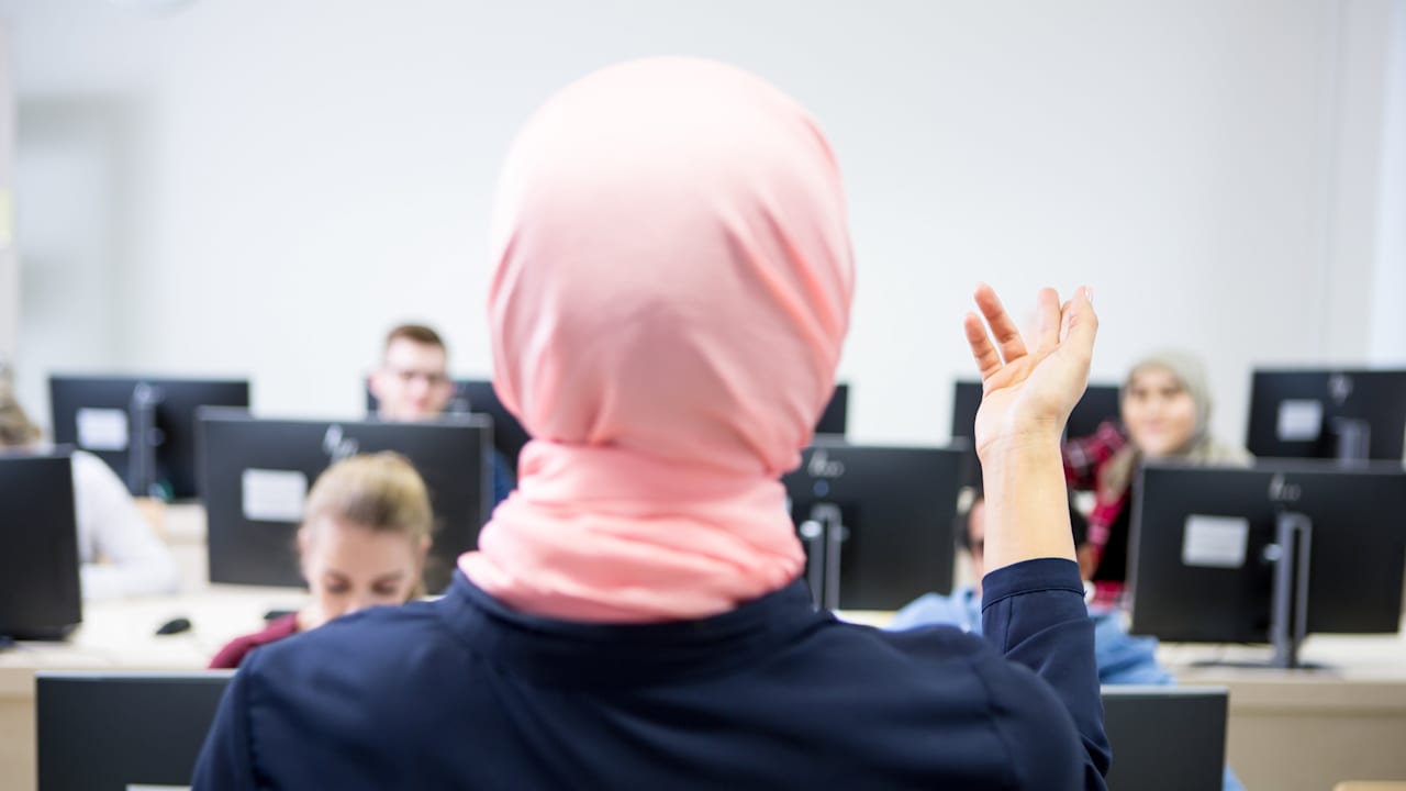 Von CDU und SPD beschlossen: Berlin erlaubt Kopftücher bei Lehrerinnen | Regional